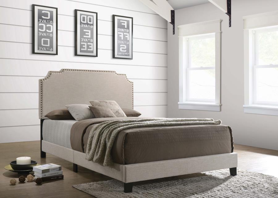 Lit Queen Size rembourré à clous Tamarac beige 